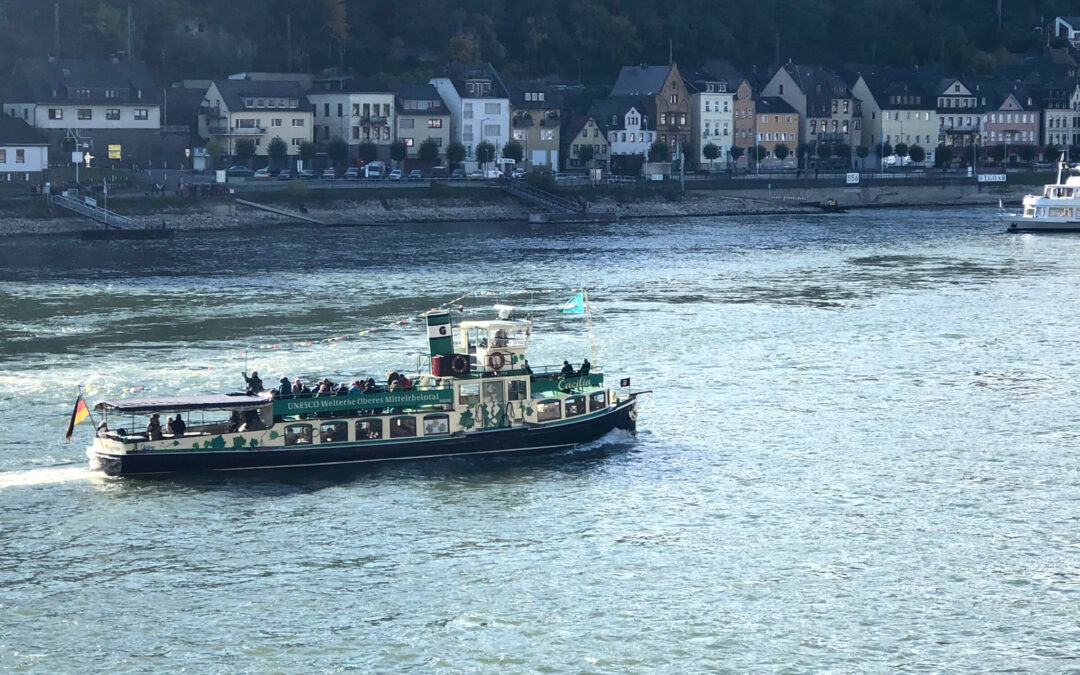Eine Rheinschifffahrt für 40 Zeichnerinnen und Zeichner
